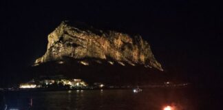 Ο Βράχος ντύθηκε για πρώτη φορά με φως – Μια ιστορική βραδιά για τη Μονεμβασία